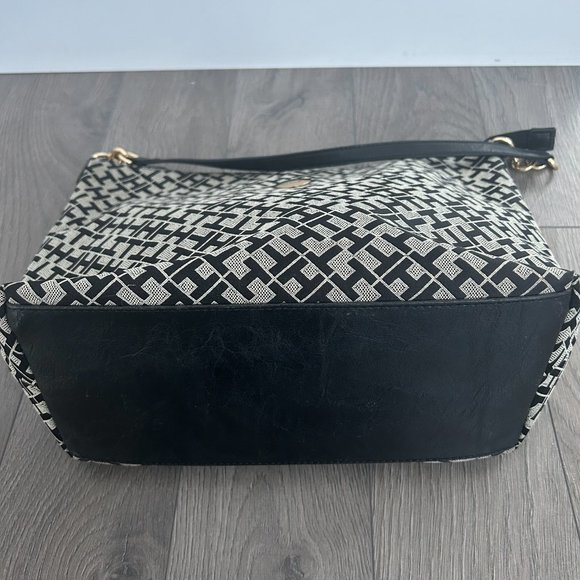 Tommy Hilfiger TH shoulder purse - Picture 3 of 5